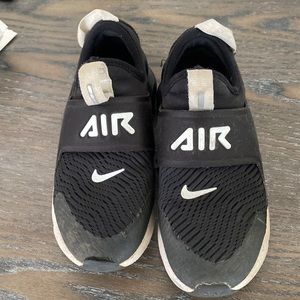 Nike air/ boy size 1Y / black and white
